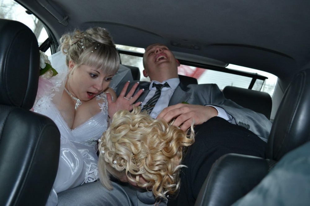 Провокационная невеста и ее лучшая подруга весело с будущим мужем ебутся перед свадьбой