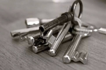  Суеверия: почему нельзя класть ключи на стол?