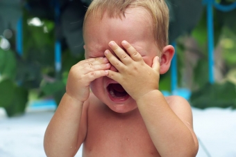 Почему плачет ребенок и как устранить причину плача?