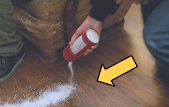 Суеверные предположения: зачем домохозяйки рассыпают соль на пороге дома?
