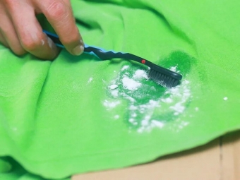 Огромное жирное пятно: что делать с одеждой перед стиркой, чтобы загрязнение было полностью выведено