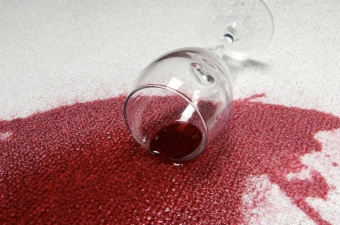 Как отстирать одежду от красного вина: 10 способов
