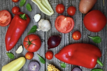 Чем полезны овощи, как их выбирать. Рецепт овощного салата с гренками