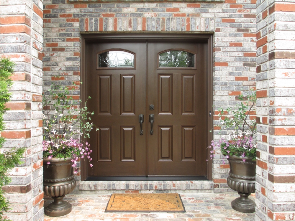 Двустворчатая входная дверь - характеристики и особенности конструкции