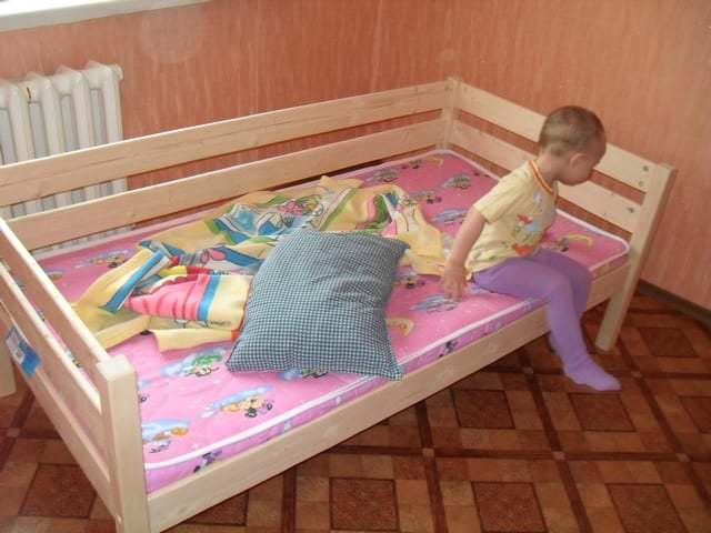 Какую купить кровать для маленького ребенка?