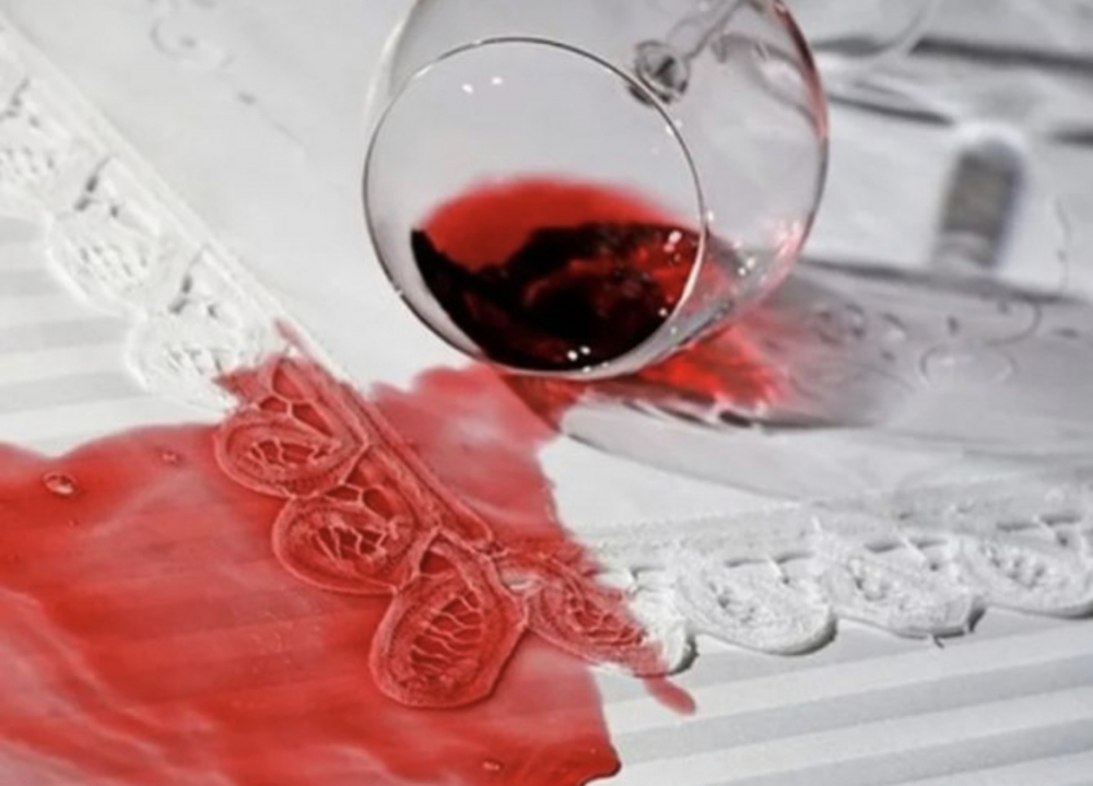 Как отстирать одежду от красного вина: 10 способов