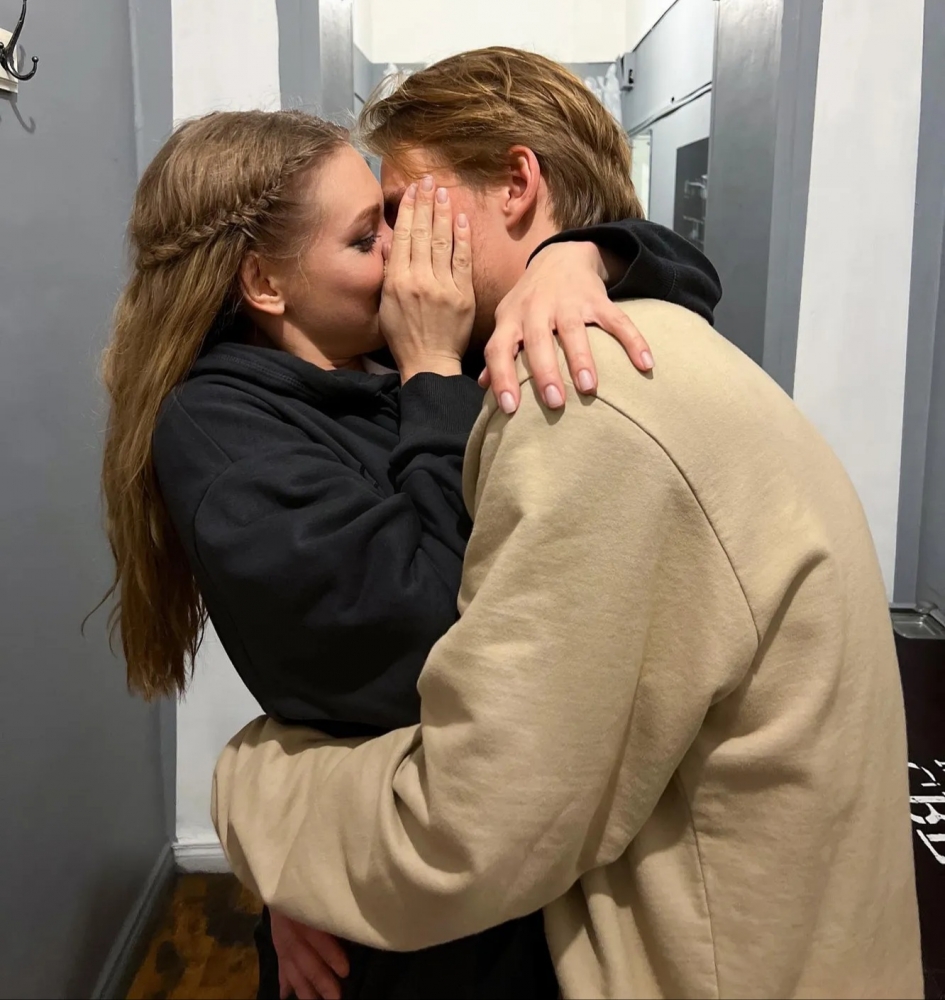 Ох уж эти влюблённые: Кристина Асмус целуется со своим бойфрендом, фото 1 Ох уж эти влюблённые: Кристина Асмус целуется со своим бойфрендом, фото 1