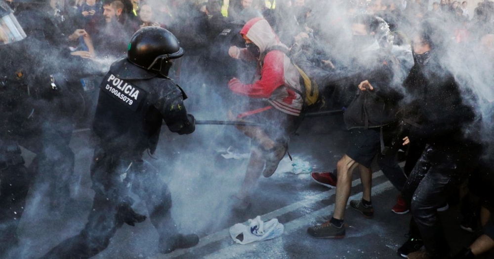 Столкновения между протестующими и полицией в Барселоне