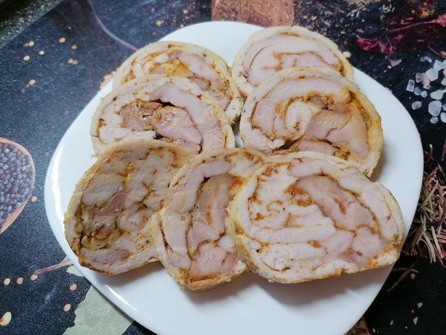 Вкусный, сочный и ароматный куриный рулет в духовке
