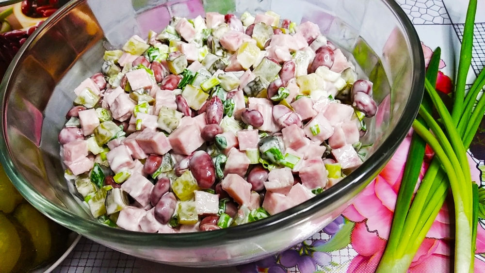 Готовим невероятно вкусный Салат с ветчиной и консервированной фасолью.