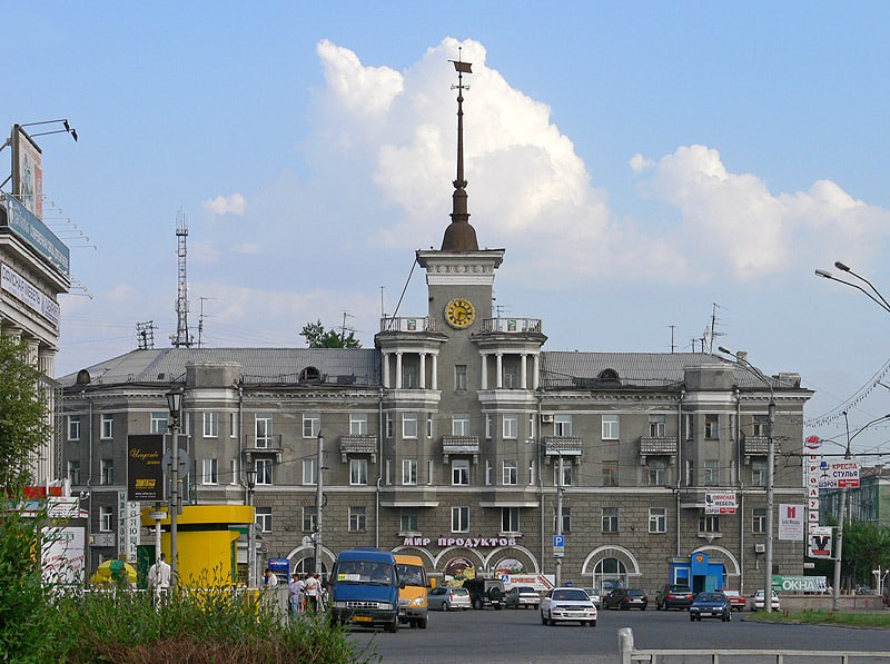 Дом под шпилем в Барнауле: Архитектурная жемчужина сталинской эпохи 🏛️