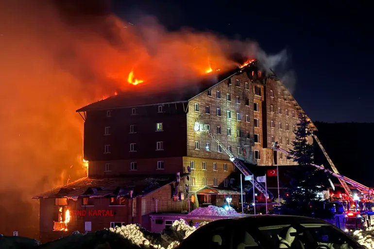 ⚡️ Число погибших в пожаре на горнолыжном курорте в Турции возросло до 66