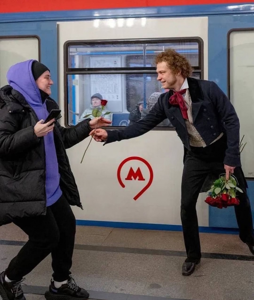 Юра Борисов в образе Пушкина: цветы и романтика в московском метро 🌹😍