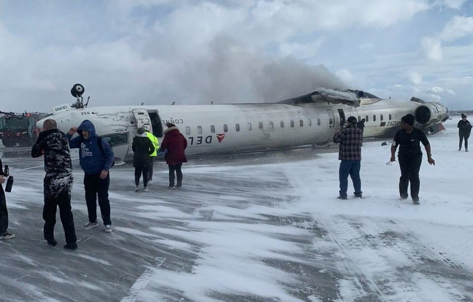 📉 Авария самолета Delta Airlines в Торонто: что произошло?