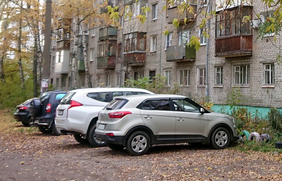 Парковка под окнами квартиры: когда соседи переходят границы 🏠