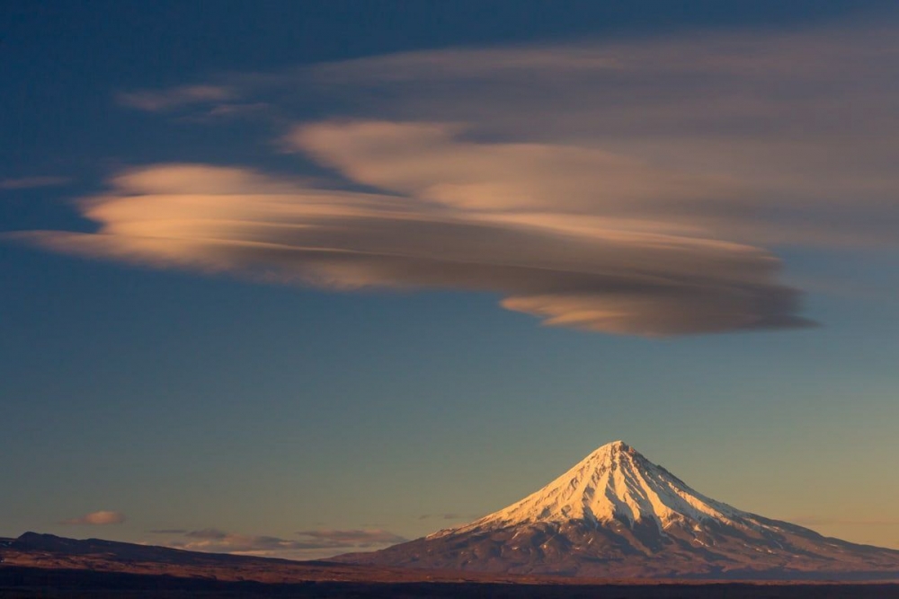 Камчатка: там, где облака садятся на горы и приветствуют инопланетян! 🛸🏔️