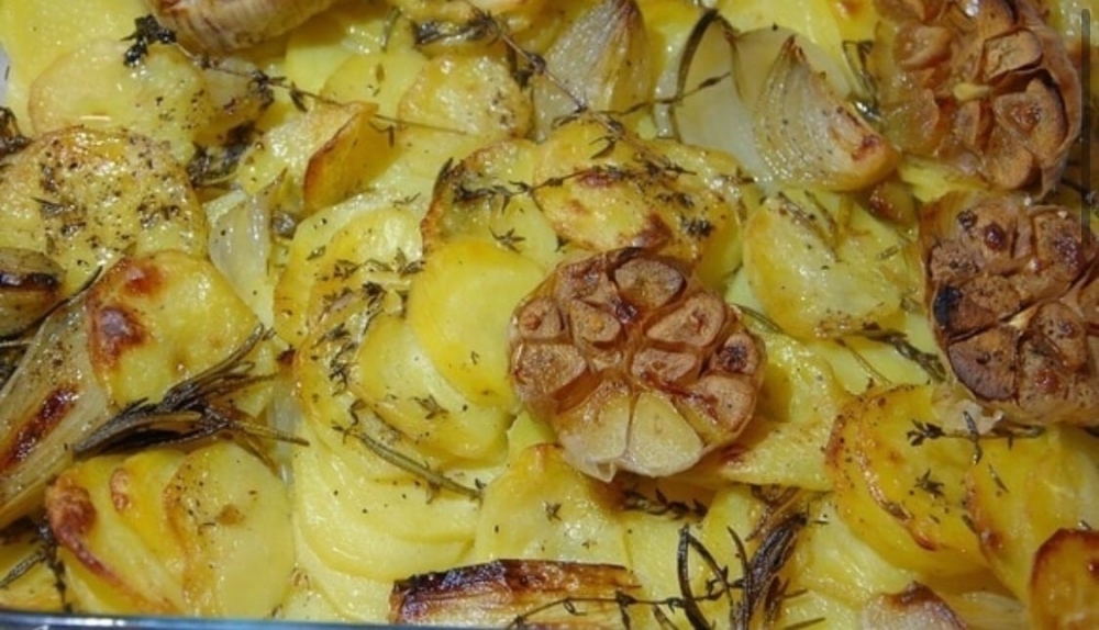 Картофель, запеченный с шалотом, чесноком и розмарином