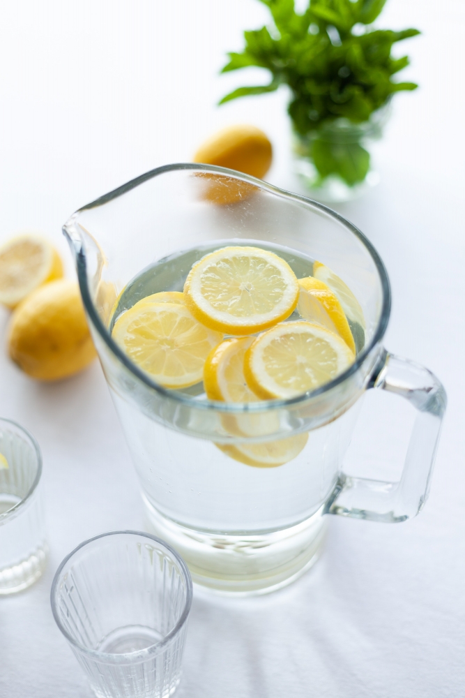 Вода с лимоном для иммунитета, желудка и кожи.
