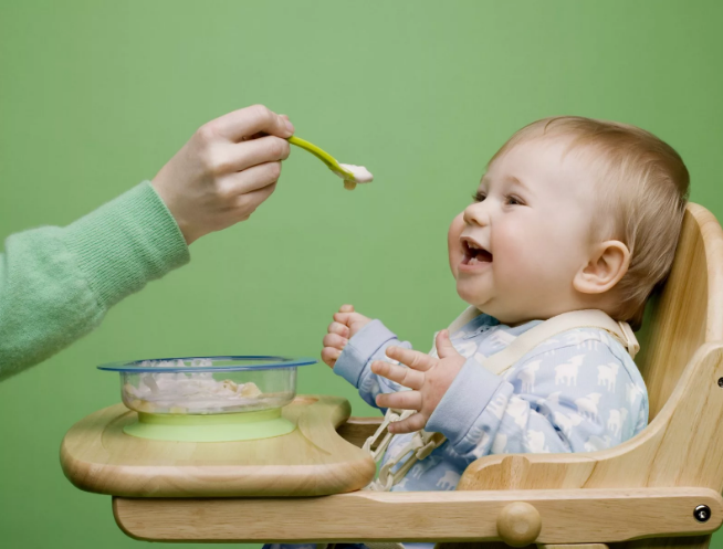 Чем лучше кормить меленьких детей