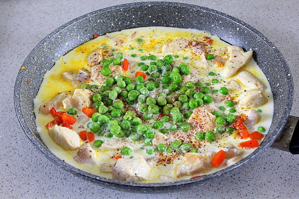 Рецепт Сливочной курицы с морковью и горошком, фото 1