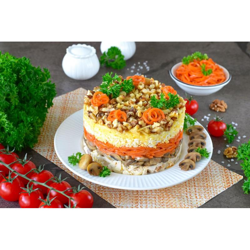 Салат с копченой курицей и грецкими орехами