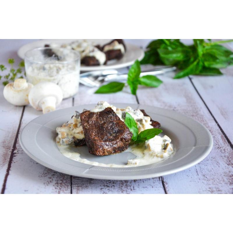 Говядина кусочками в духовке сочная и мягкая