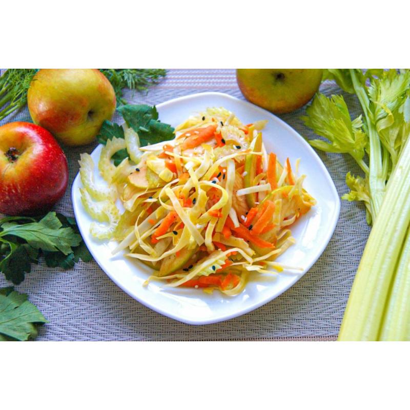 Салат из капусты с яблоками, морковью и кунжутом
