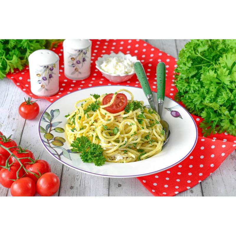 Сливочные макароны с творожным сыром и зеленью