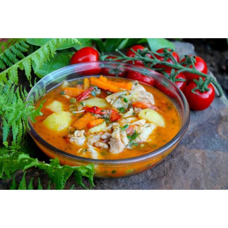 Густой суп из курицы в казане на костре