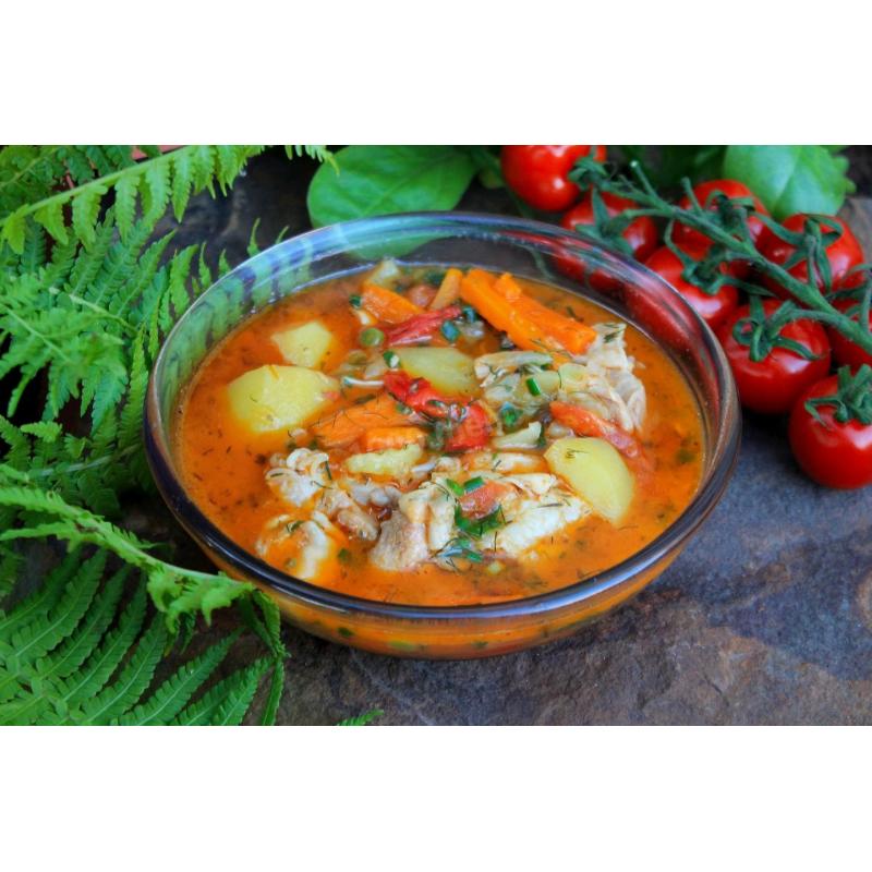 Густой суп из курицы в казане на костре, фото 1