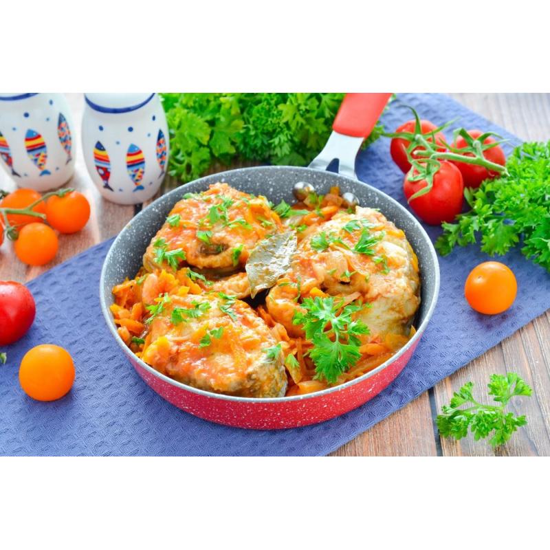 Рыба с морковью и луком на сковороде