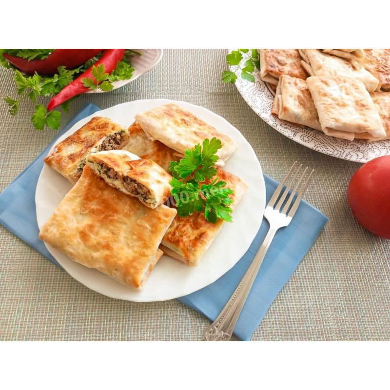 Жареные конвертики из лаваша с сыром и шпротами на сковороде