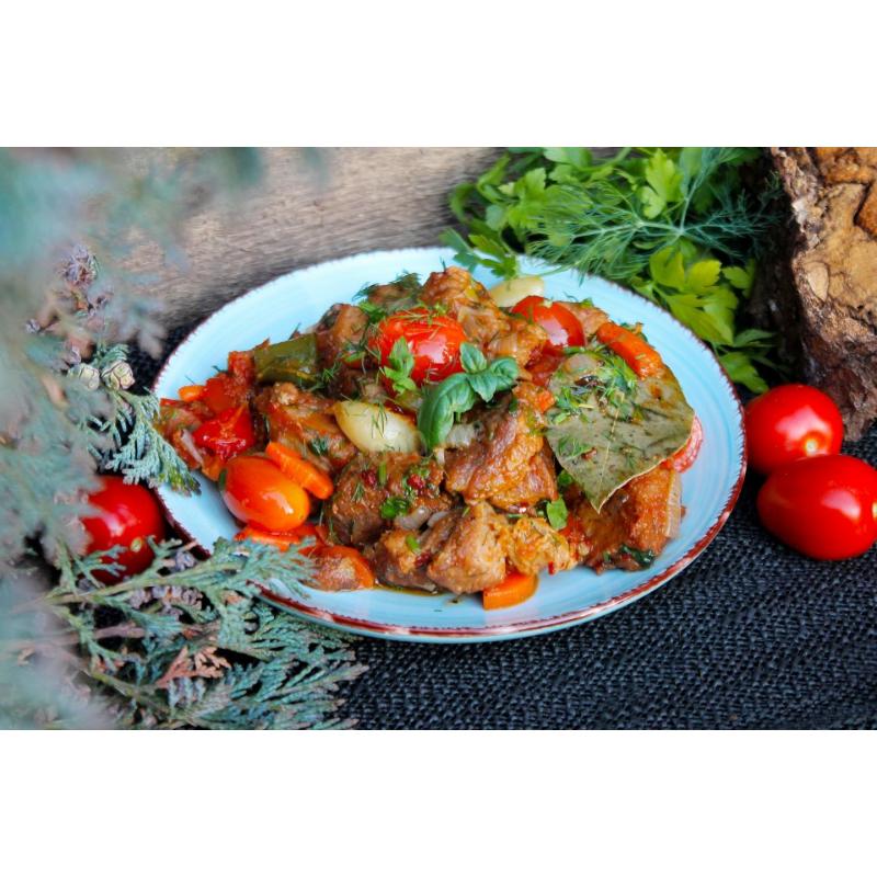 Мясо свинины в казане на костре