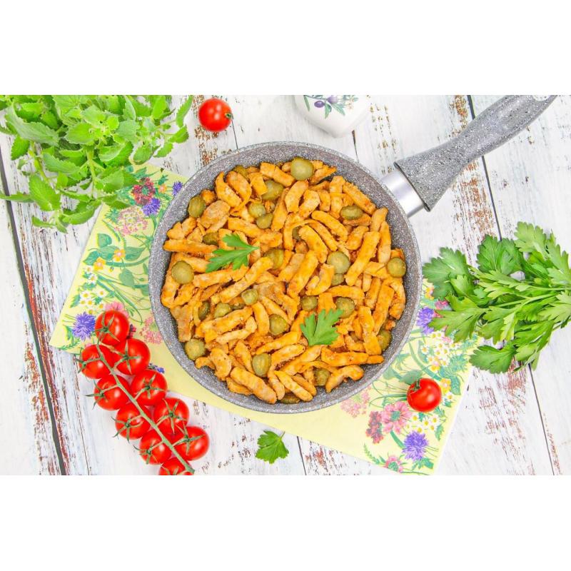 Свинина с солеными огурцами на сковороде на второе