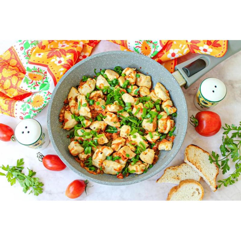 Нежная поджарка из курицы с луком и морковью на сковороде