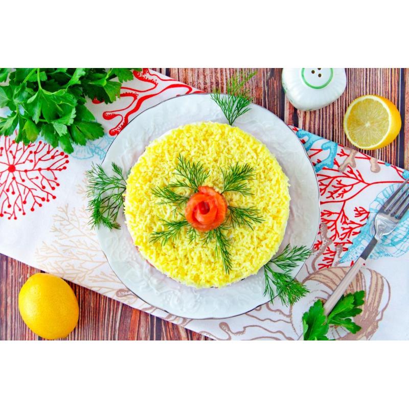 Салат с красной рыбой огурцом и сыром