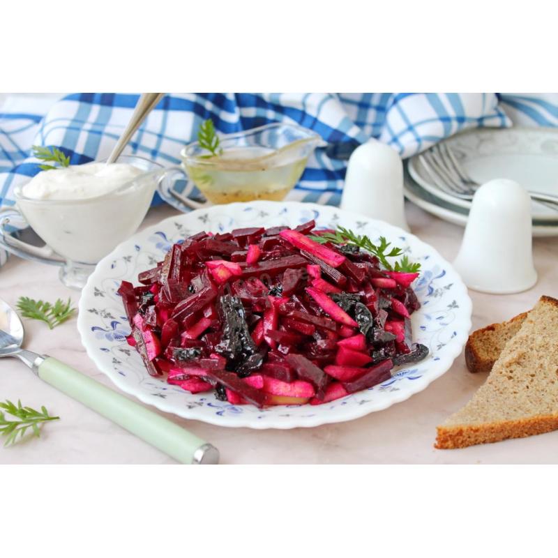 Салат из вареной свеклы с черносливом и яблоками