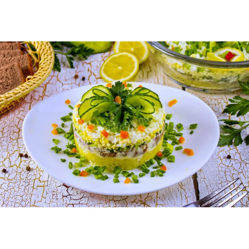 Простой салат из рыбных консервов с яйцом, фото 2