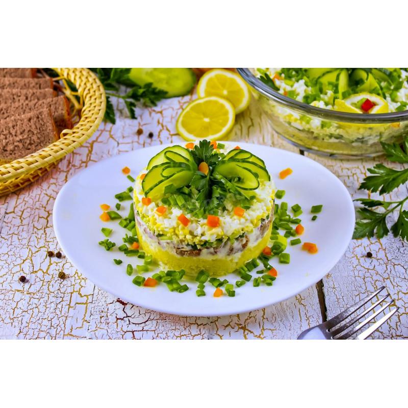 Простой салат из рыбных консервов с яйцом, фото 1