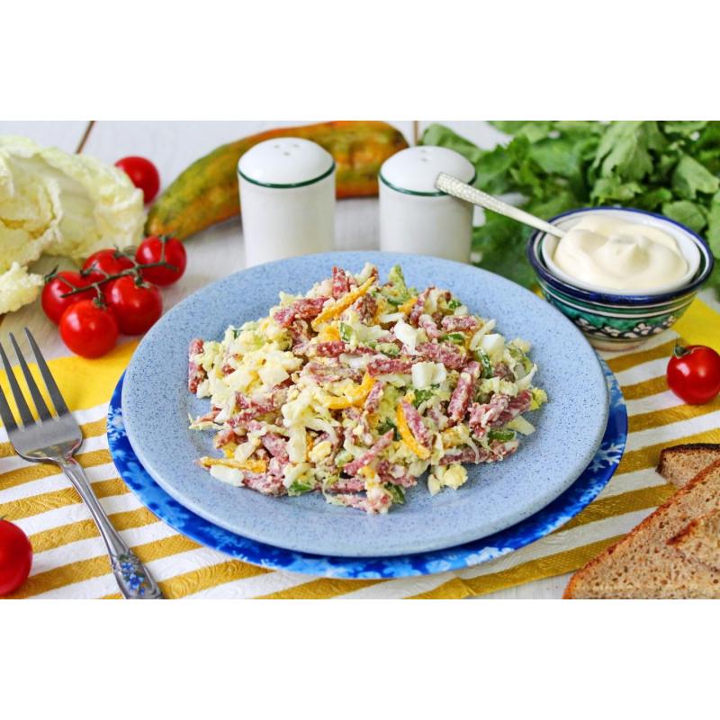 Салат с копченой колбасой и яйцами