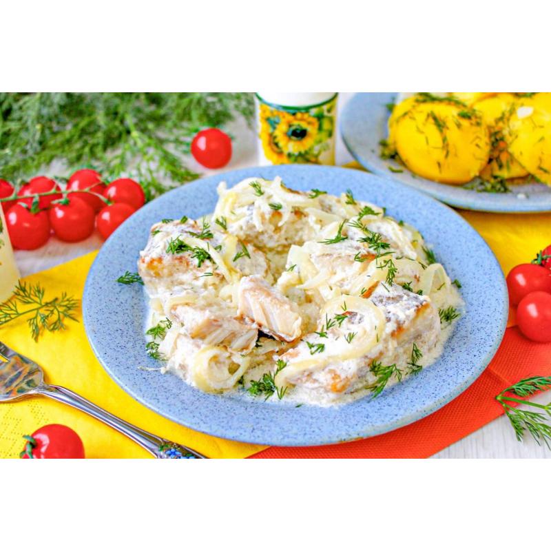 Щука на сковороде в сметане с луком