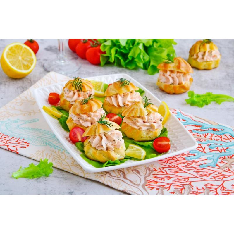Профитроли с творожным сыром и красной рыбой