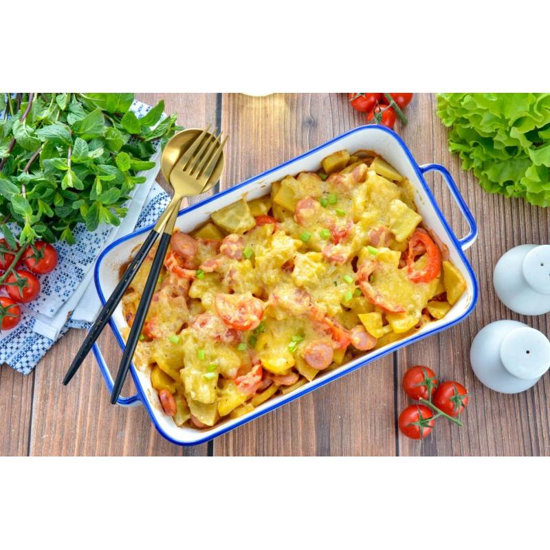 Картошка с сосисками в духовке с помидорами
