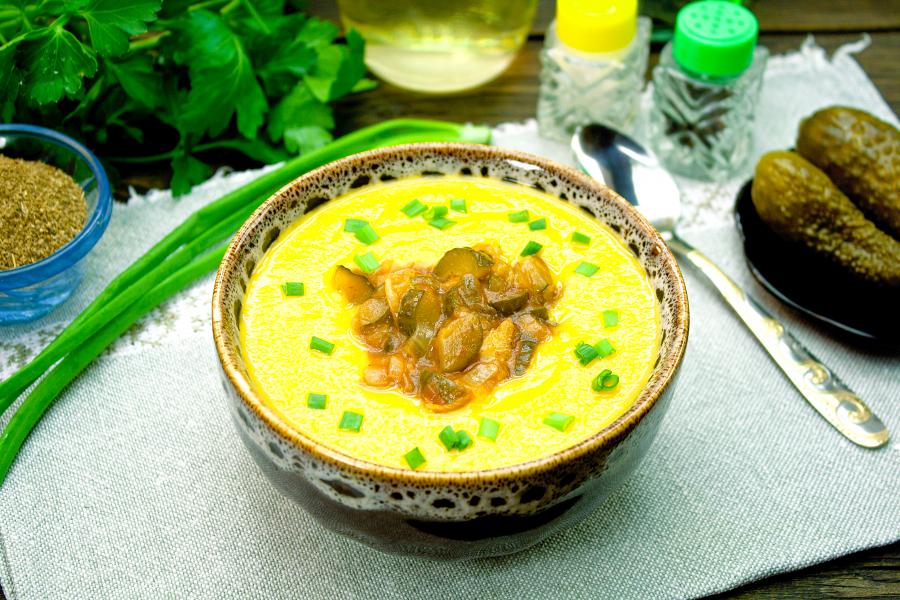 Суп-пюре из овощей с огуречным соусом