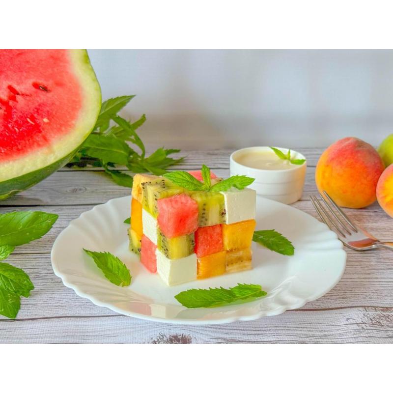 Салат Кубик-Рубик из фруктов с сыром и йогуртовым соусом
