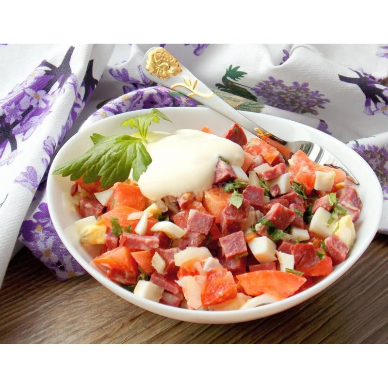 Салат с копченой колбасой помидорами и яйцом
