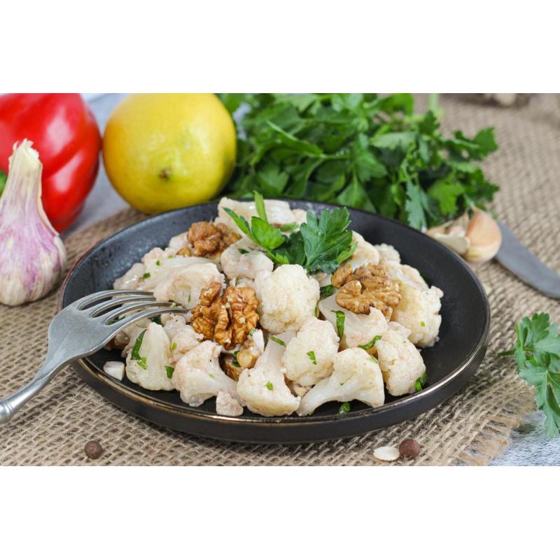 Салат из цветной капусты с грецкими орехами