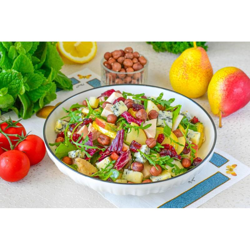 Салат с курицей и грушей