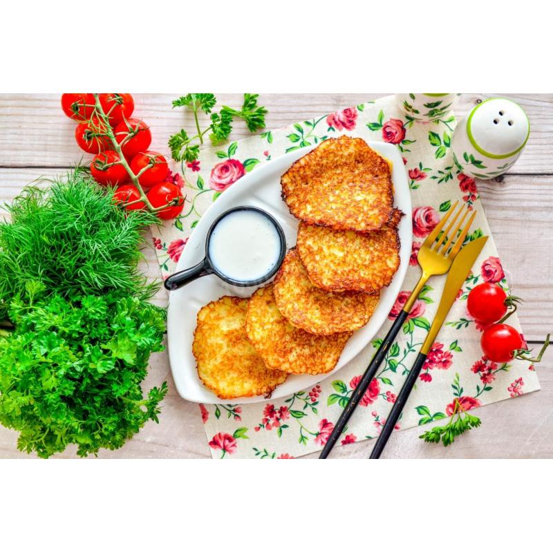 Картофельные драники на сковороде с яйцом