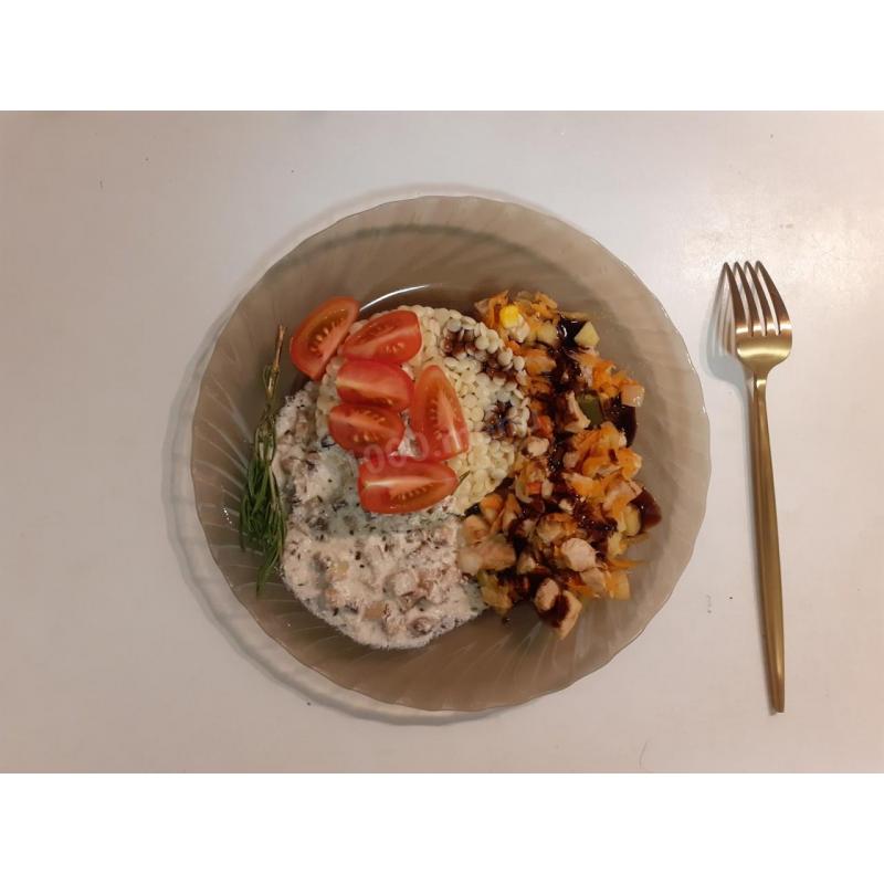 Паста птитим с тушеной свининой, овощами и грибным соусом